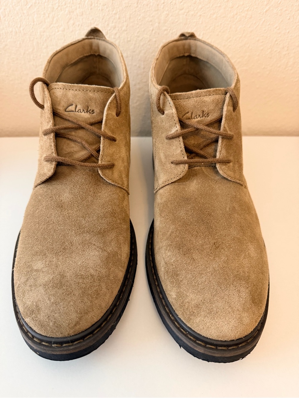 Clarks Newford Mid Chukka Boots – Men’s Size 11M – Dark Sand Suede